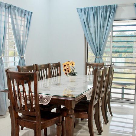 ראוואנג Kundang Villa @ Tasik Biru - 3 Bedrooms Bungalow מראה חיצוני תמונה