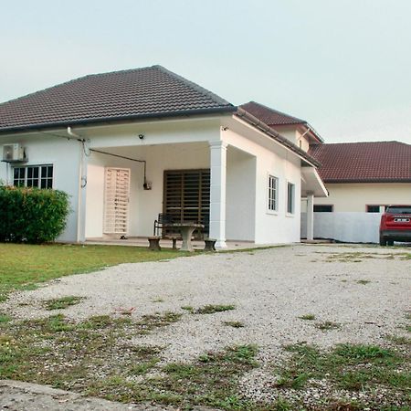 ראוואנג Kundang Villa @ Tasik Biru - 3 Bedrooms Bungalow מראה חיצוני תמונה